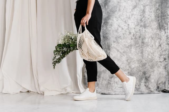 Jakie buty do czarnych spodni damskich – 5 stylowych propozycji na każdą okazję