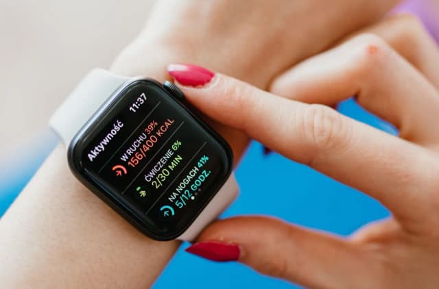 Jak wybrać idealny smartwatch damski? Kluczowe cechy i modele do rozważenia